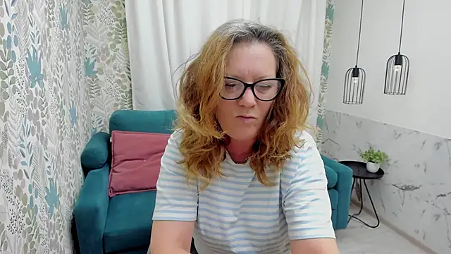 Snapshot of LeaPure chatting on June 13, 5:27 am LeaPure online show from June 13, 5:27 am