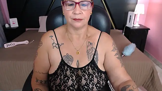 Snapshot of laura_riley chatting on February 8, 11:55 pm laura riley online show from February 8, 11:55 pm