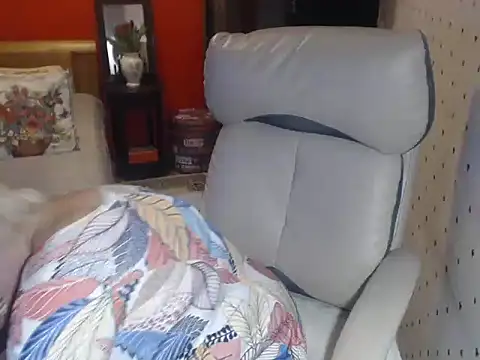 Snapshot of sexymaturestyle chatting on February 12, 9:01 pm sexymaturestyle online show from February 12, 9:01 pm