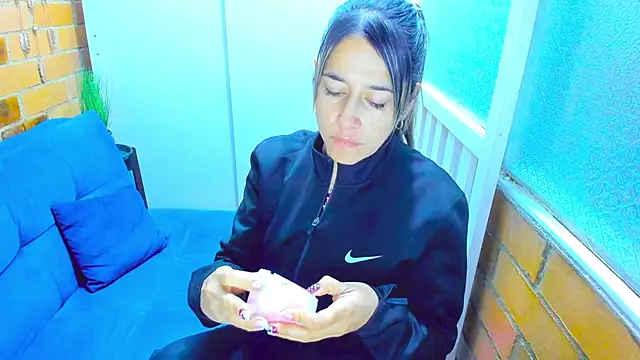 Snapshot of Penelope47 chatting on December 18, 9:29 pm Penelope47 online show from December 18, 9:29 pm