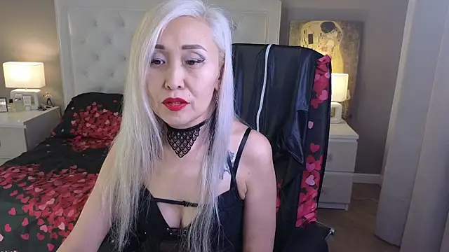 RoxalanaStar online show from October 7, 8:50 pm