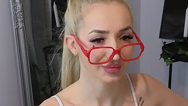 JuliaJuliette online show from February 23, 8:55 pm