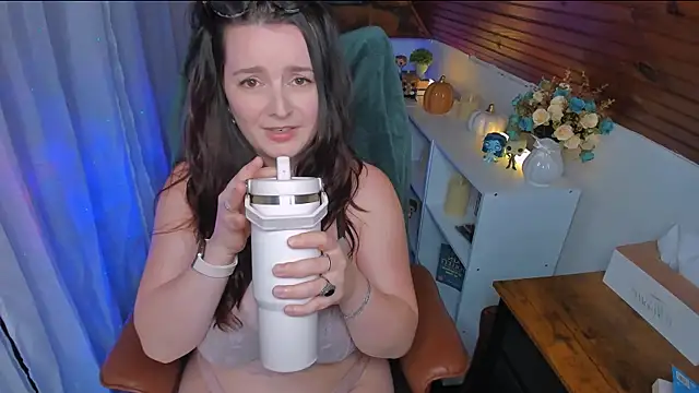Snapshot of ErinMarshall chatting on April 27, 2:26 pm ErinMarshall online show from April 27, 2:26 pm