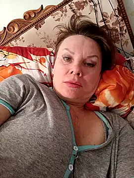  lady red  online show from January 7, 8:42 pm