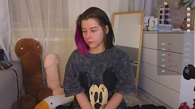 Snapshot of Mira_Falls chatting on December 17, 10:44 am Mira Falls online show from December 17, 10:44 am