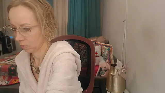 LuxuryNika online show from April 8, 2:39 pm