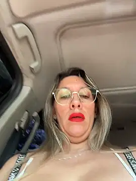 Gatitacarlita online show from April 4, 5:21 pm