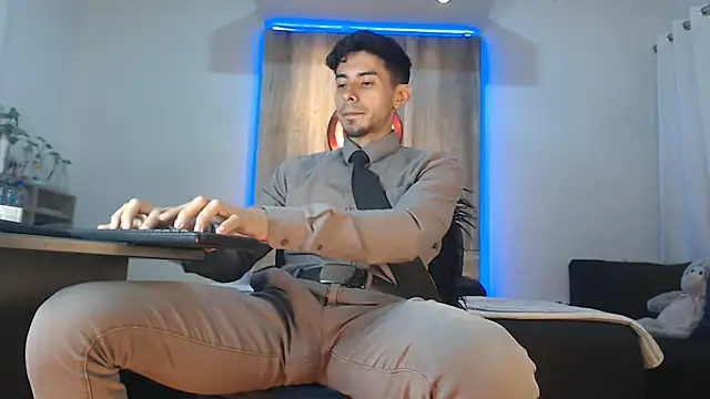 Andrew 4  online show from November 8, 4:34 am