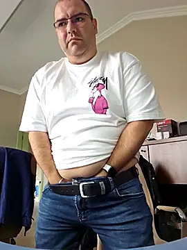 Snapshot of Andrew1900529 chatting on December 3, 9:29 am Andrew1900529 online show from December 3, 9:29 am