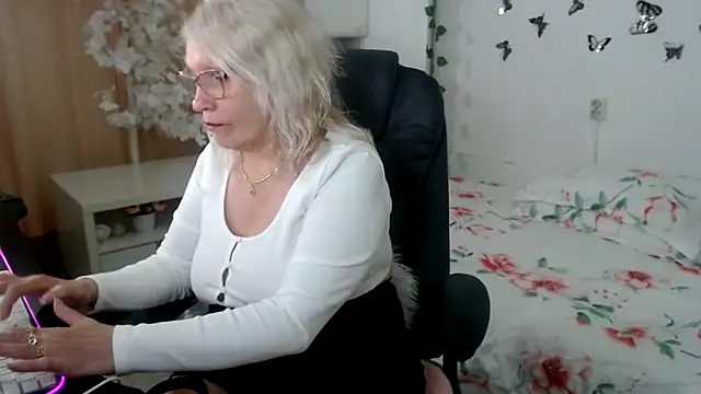 Snapshot of Ghertrude52 chatting on May 17, 4:10 am Ghertrude52 online show from May 17, 4:10 am