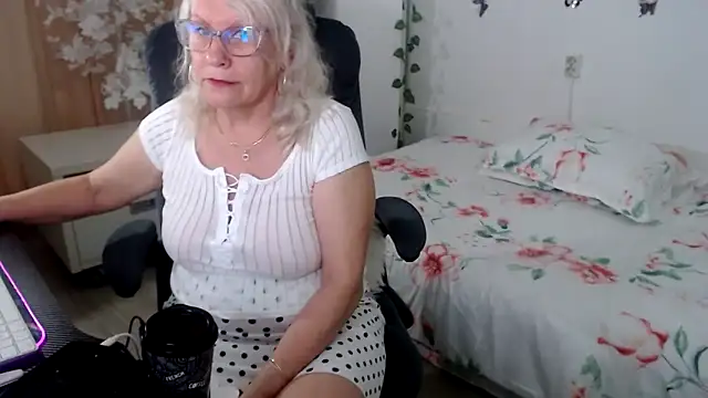 Snapshot of Ghertrude52 chatting on May 20, 4:18 am Ghertrude52 online show from May 20, 4:18 am