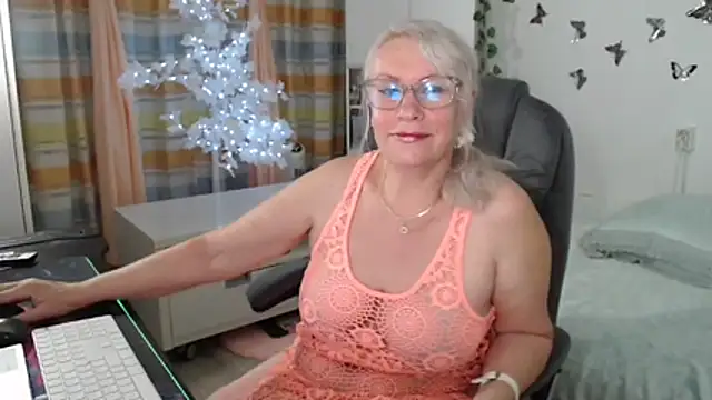 Snapshot of Ghertrude52 chatting on June 13, 4:10 am Ghertrude52 online show from June 13, 4:10 am
