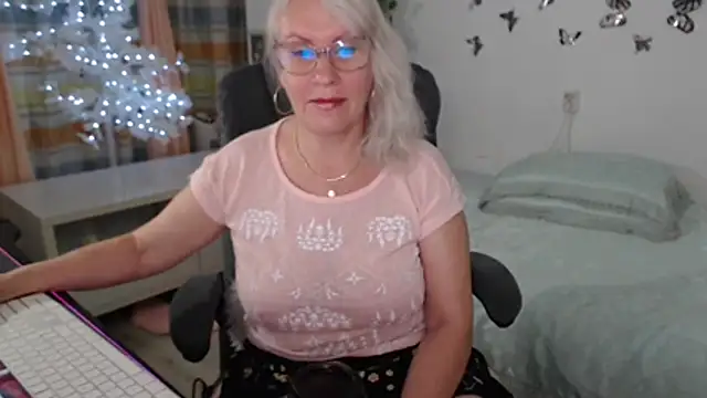 Snapshot of Ghertrude52 chatting on June 19, 4:17 am Ghertrude52 online show from June 19, 4:17 am