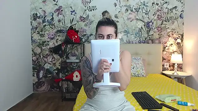 Snapshot of RoseDiamond06 chatting on May 11, 5:35 am RoseDiamond06 online show from May 11, 5:35 am