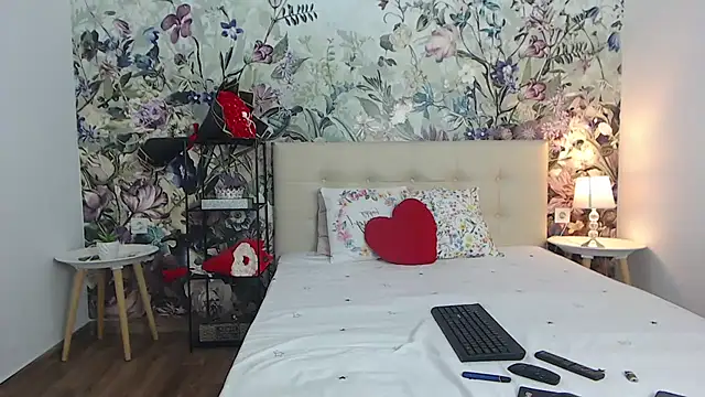 Snapshot of RoseDiamond06 chatting on July 6, 6:10 pm RoseDiamond06 online show from July 6, 6:10 pm