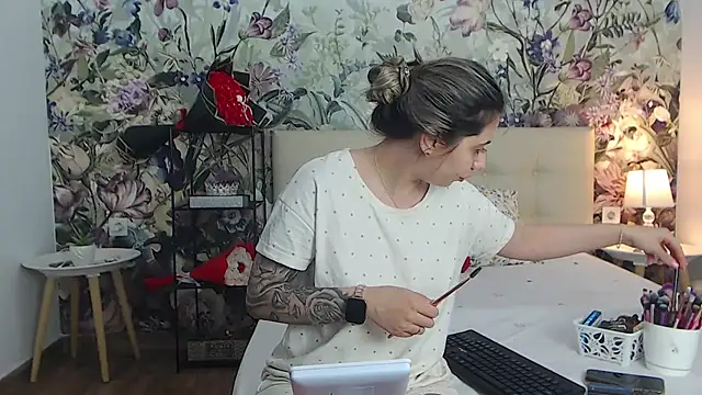 Snapshot of RoseDiamond06 chatting on July 10, 2:52 pm RoseDiamond06 online show from July 10, 2:52 pm