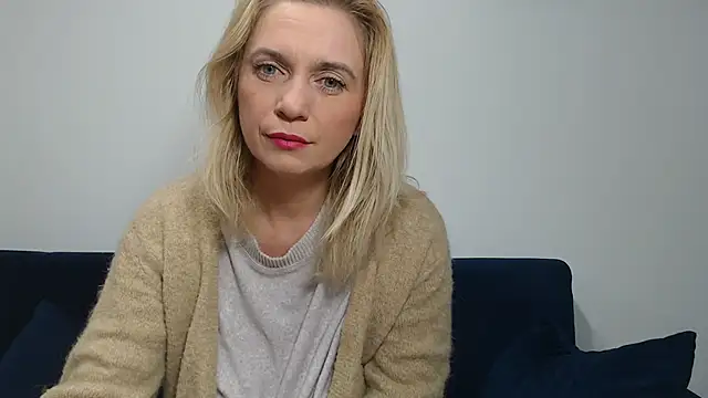 Snapshot of MysticCreature chatting on December 4, 4:43 am MysticCreature online show from December 4, 4:43 am