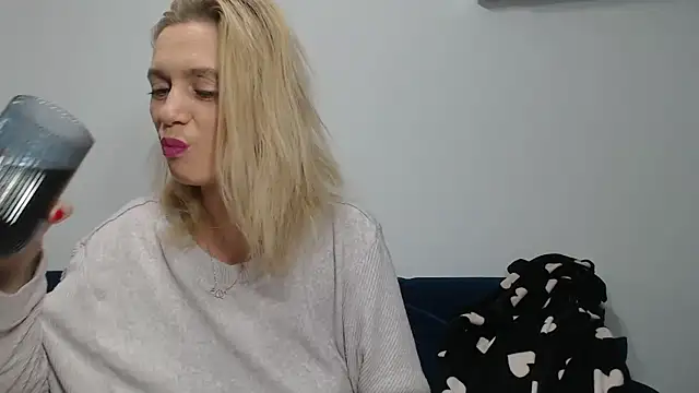 Snapshot of MysticCreature chatting on December 18, 4:20 am MysticCreature online show from December 18, 4:20 am