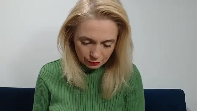 Snapshot of MysticCreature chatting on October 16, 3:18 am MysticCreature online show from October 16, 3:18 am