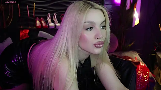 Snapshot of MistressDarsy chatting on March 13, 5:39 pm MistressDarsy online show from March 13, 5:39 pm