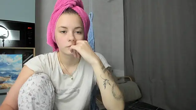 Snapshot of why_again_me chatting on December 5, 7:21 pm why again me online show from December 5, 7:21 pm