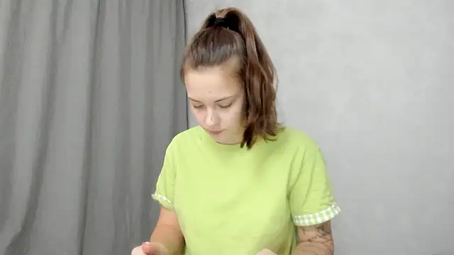 Snapshot of why_again_me chatting on February 4, 8:25 pm why again me online show from February 4, 8:25 pm