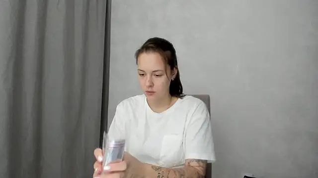 Snapshot of why_again_me chatting on February 11, 9:09 pm why again me online show from February 11, 9:09 pm