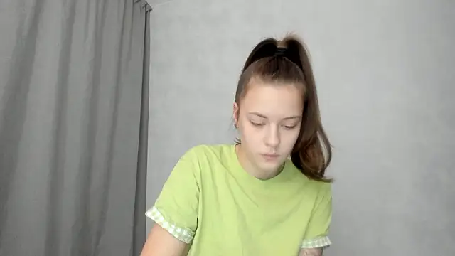 Snapshot of why_again_me chatting on February 21, 8:43 pm why again me online show from February 21, 8:43 pm