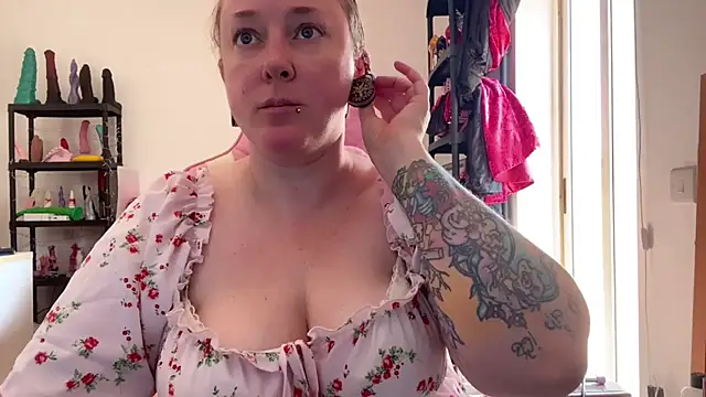 kisicaxx online show from August 2, 8:35 am