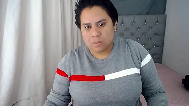 hotlesby4uxxx online show from December 26, 1:32 pm