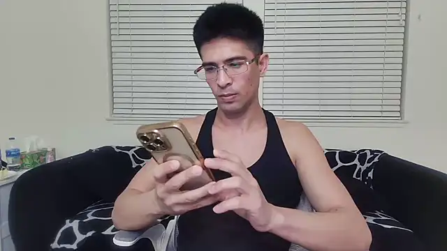Snapshot of SebastianReiss chatting on April 17, 4:48 am SebastianReiss online show from April 17, 4:48 am