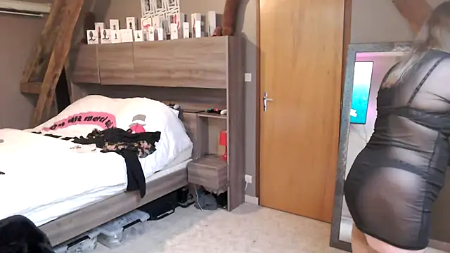 Snapshot of MissGirly chatting on December 17, 12:54 pm MissGirly online show from December 17, 12:54 pm