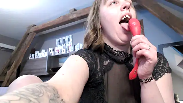 Snapshot of MissGirly chatting on February 21, 8:27 pm MissGirly online show from February 21, 8:27 pm