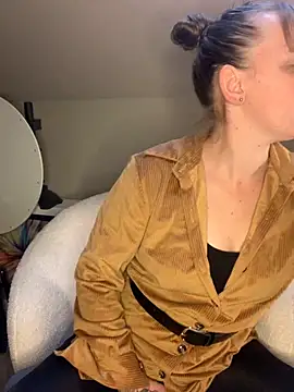 Snapshot of MissGirly chatting on September 30, 7:35 am MissGirly online show from September 30, 7:35 am