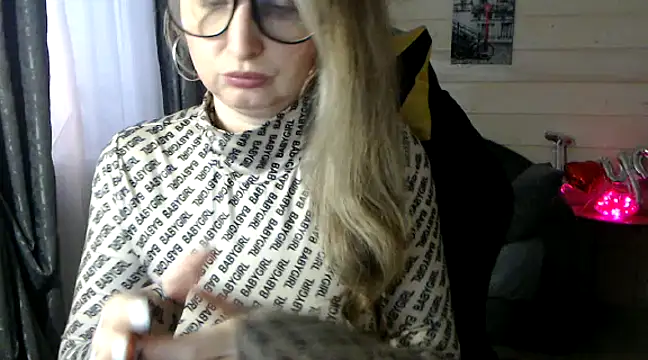 Snapshot of RubiLakros chatting on February 10, 1:44 pm RubiLakros online show from February 10, 1:44 pm