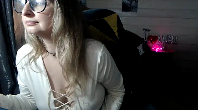 Snapshot of RubiLakros chatting on March 4, 9:11 pm RubiLakros online show from March 4, 9:11 pm