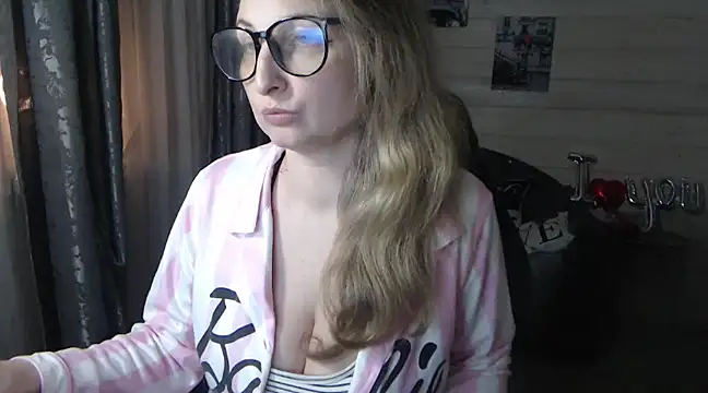 Snapshot of RubiLakros chatting on March 5, 4:24 pm RubiLakros online show from March 5, 4:24 pm