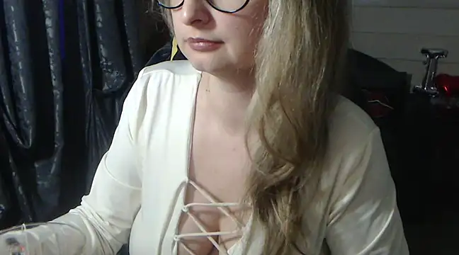 Snapshot of RubiLakros chatting on March 10, 6:34 pm RubiLakros online show from March 10, 6:34 pm