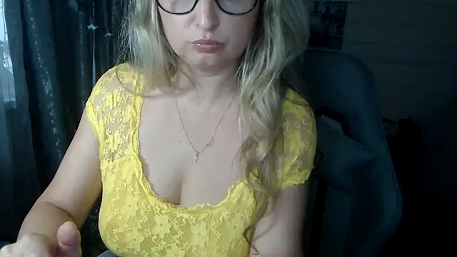 Snapshot of RubiLakros chatting on October 22, 1:22 pm RubiLakros online show from October 22, 1:22 pm