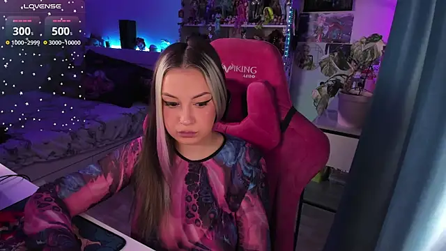 Snapshot of ChloeKohaku chatting on December 18, 3:26 am ChloeKohaku online show from December 18, 3:26 am