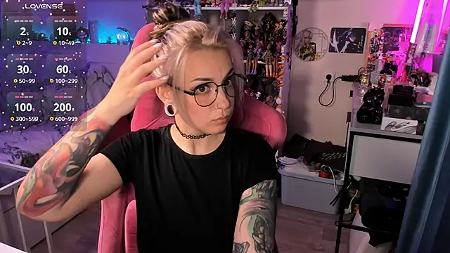 ChloeKohaku online show from April 25, 12:30 pm