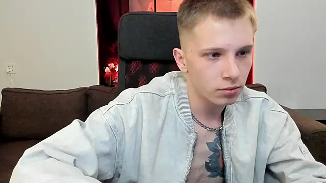 Snapshot of arlekincrop chatting on March 20, 1:35 am arlekincrop online show from March 20, 1:35 am