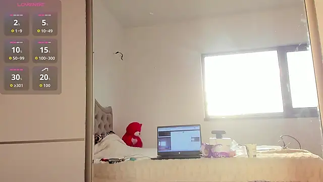 Snapshot of AmiraRosse chatting on November 13, 6:23 am AmiraRosse online show from November 13, 6:23 am