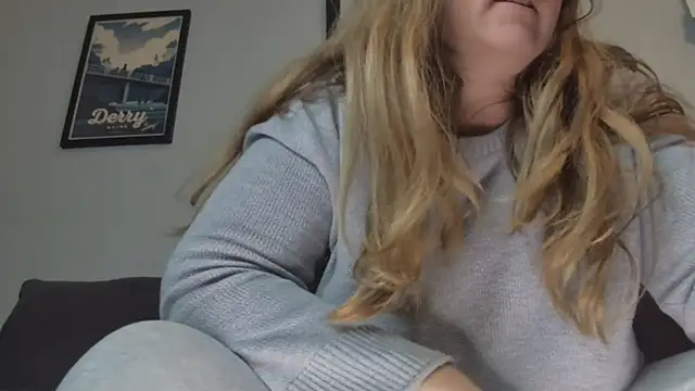 Snapshot of MissMera chatting on December 12, 7:52 am MissMera online show from December 12, 7:52 am