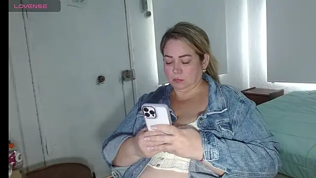 Snapshot of bella_savati chatting on October 2, 5:31 pm bella savati online show from October 2, 5:31 pm