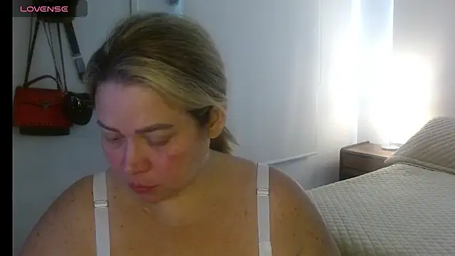 Snapshot of bella_savati chatting on October 20, 6:52 pm bella savati online show from October 20, 6:52 pm