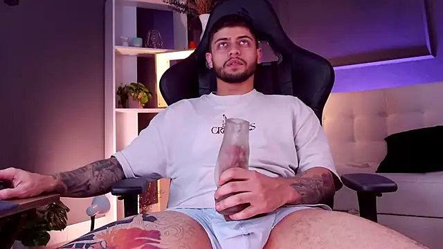 Snapshot of alessandro_duty chatting on October 25, 3:25 am alessandro duty online show from October 25, 3:25 am