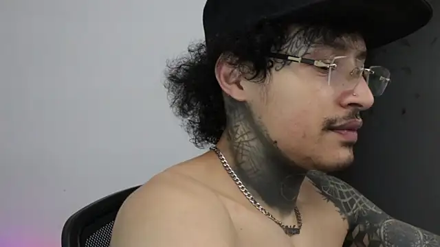 trieone online show from February 12, 1:33 am