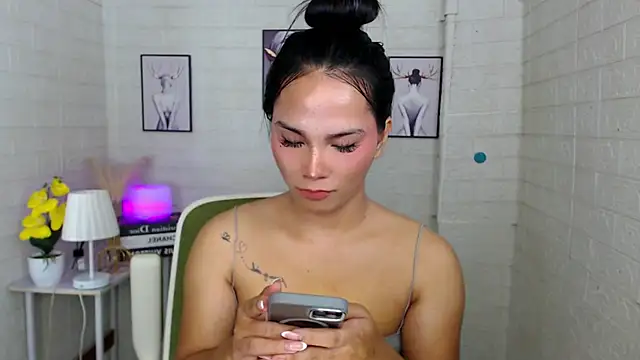 Snapshot of urnaughtydolly69 chatting on October 7, 11:18 am urnaughtydolly69 online show from October 7, 11:18 am