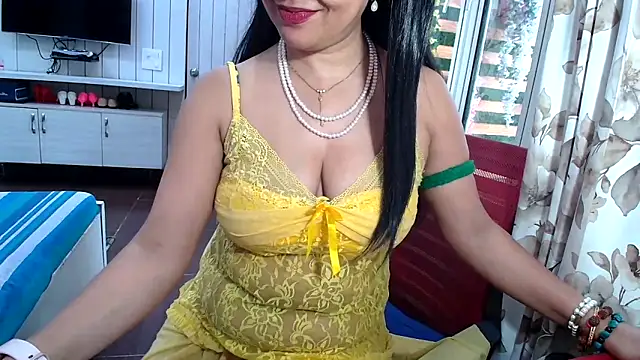 Snapshot of yourradhika chatting on June 18, 9:14 am yourradhika online show from June 18, 9:14 am